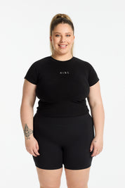 THE ESSENTIAL CROP TEE ONYX