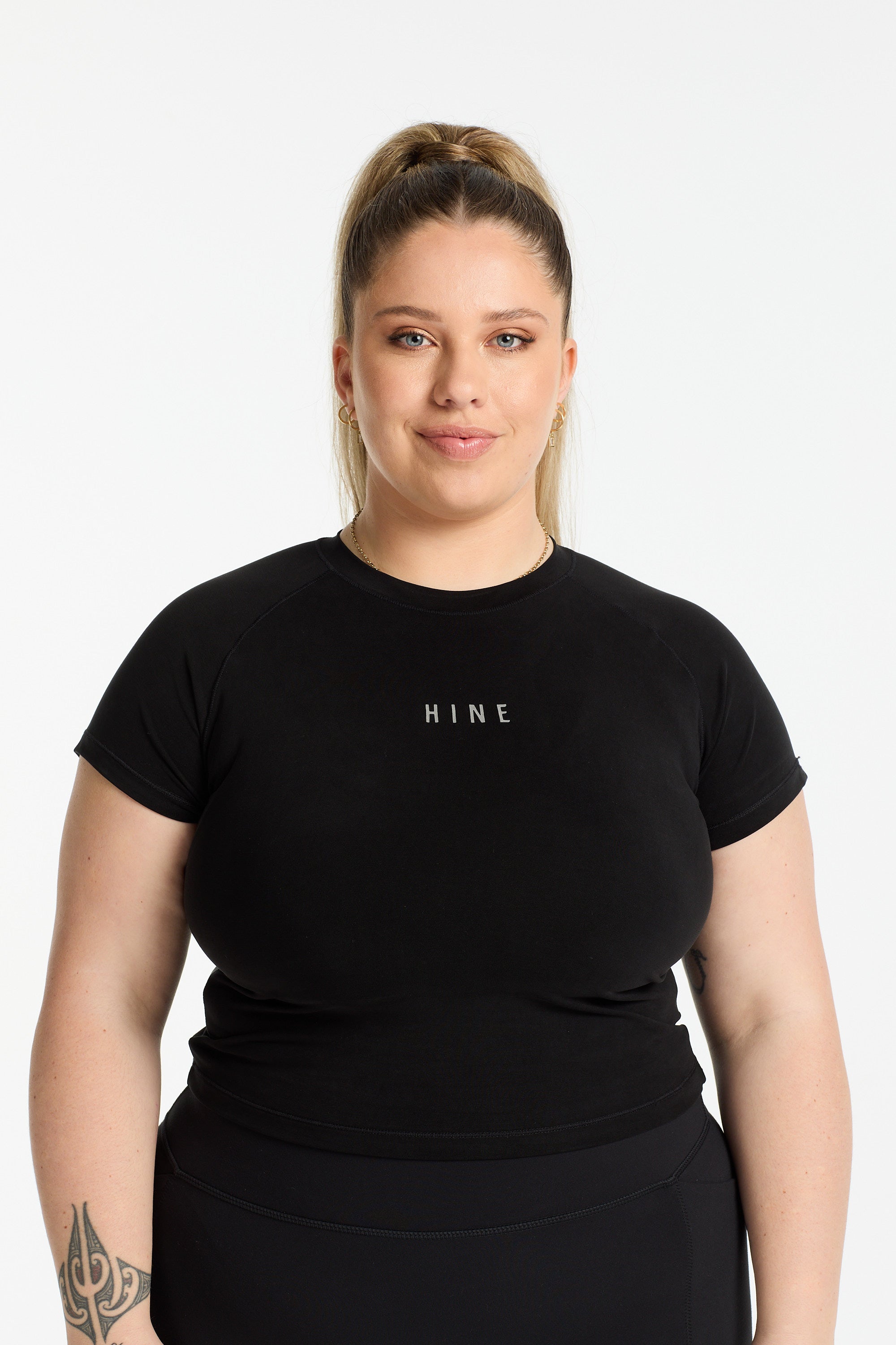 THE ESSENTIAL CROP TEE ONYX