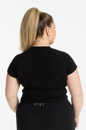 THE ESSENTIAL CROP TEE ONYX